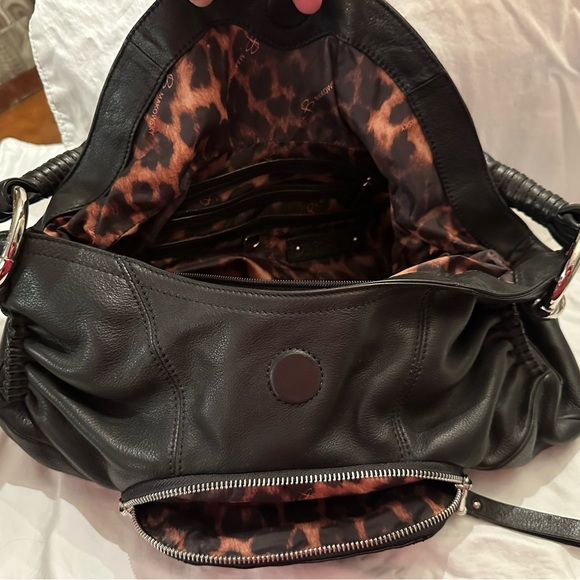 Edgy, leather shoulder bag with attitude and function - Picture 5 of 8